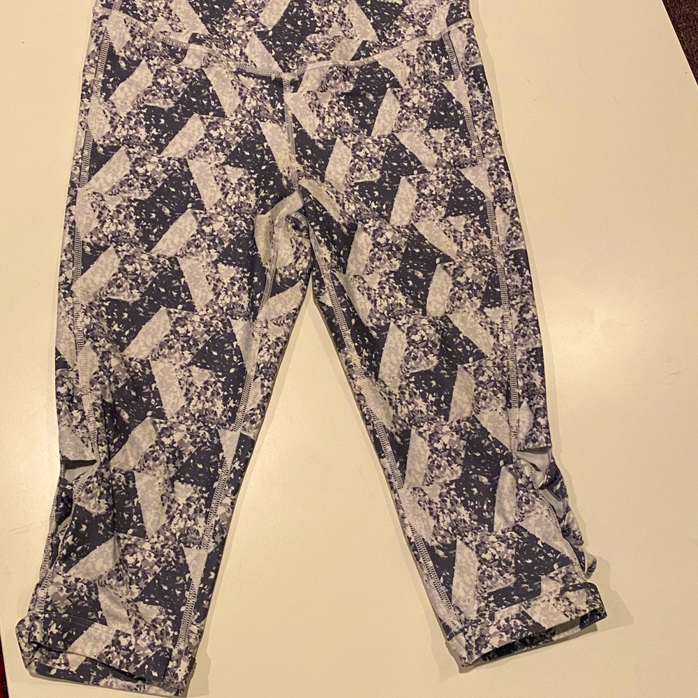 Gapfit Capri leggings with bow tie cut outs at hem